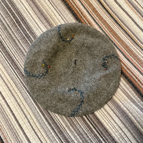 Artisan embroidered wool beret - Picture 5 of 6